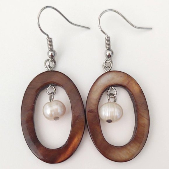 Polished shell and pearl earrings - Picture 1 of 7